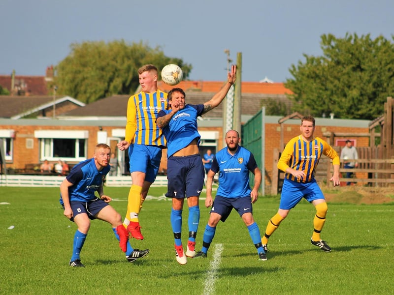 Jensen Bradbury beats Tony Pickles in the air