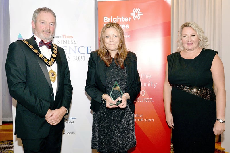 The award for Key Worker Of The Year went to Diane Huston, centre, of Larne Community Care Centre. Also included are Mayor of Mid and East Antrim  Council, Councillor William McCaughey and Andrena O'Prey, JPI Media advertising manager. INLT37-229.