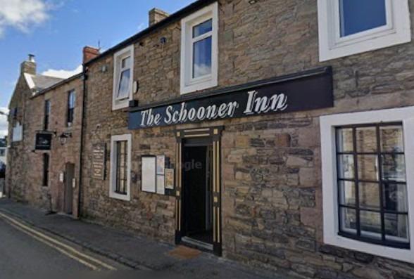 The Schooner Inn has a rating of 4 out of 165 reviews on Tripadvisor.