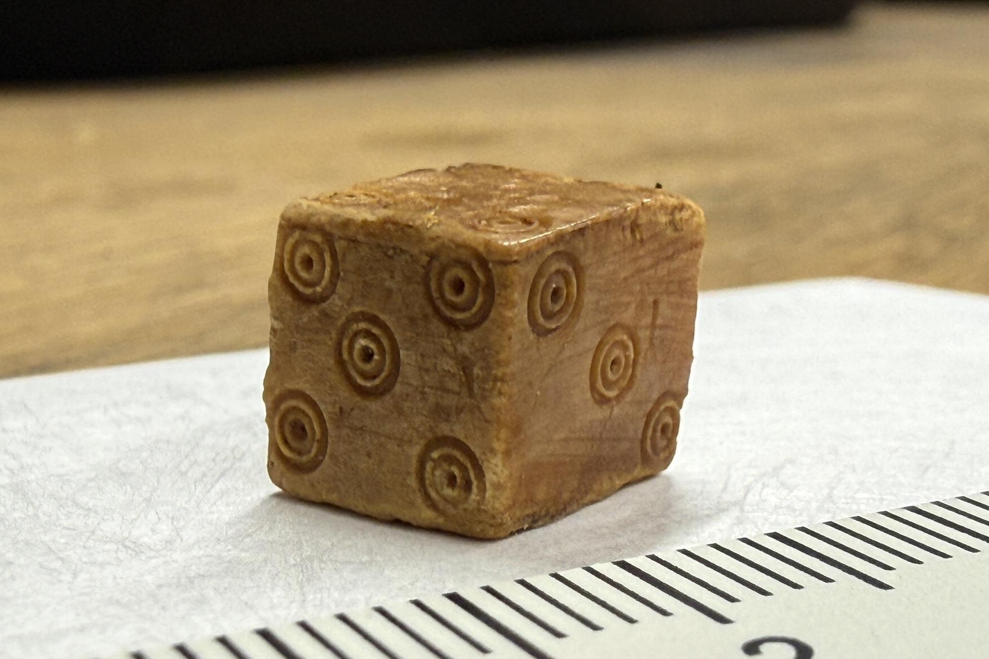 2.000 Jahre alte römische Würfel aus Knochen in Northumberland gefunden