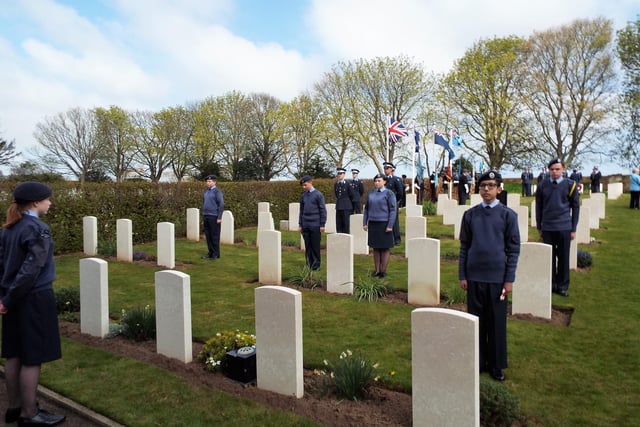Air Cadets and members of the University Air Sqd at the graves of the ANZAC airmen.