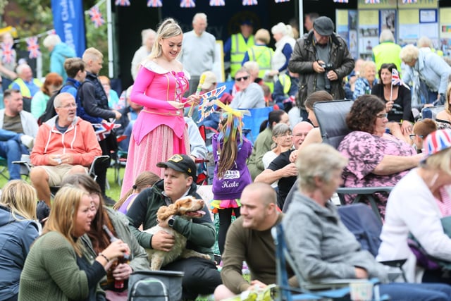 Crowds at Blyth's Jubilee Picnic in the Park.