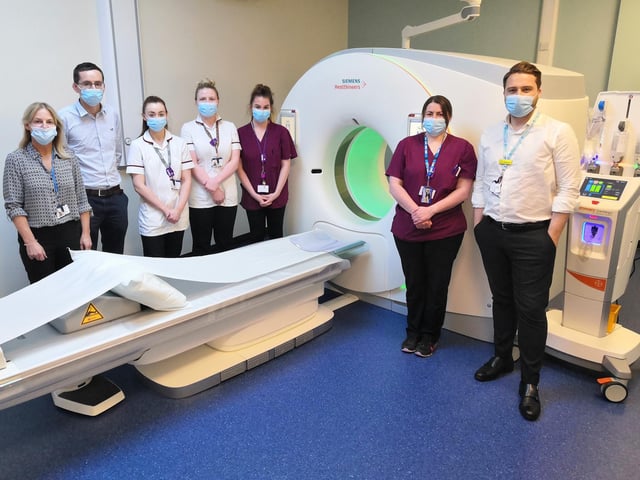 北泰恩赛德综合医院的新 CT 扫描仪的工作人员。