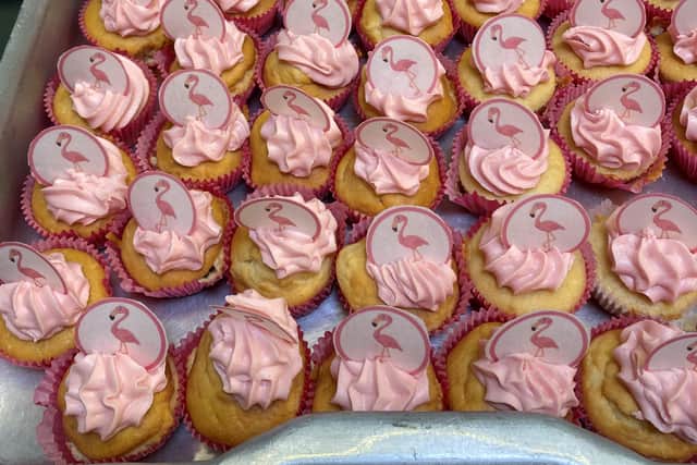 Flamingo-themed cakes.