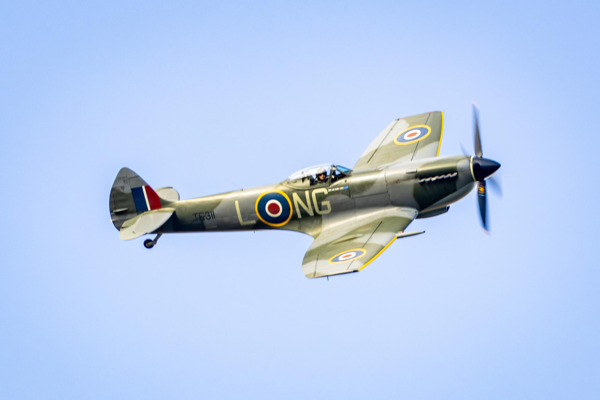 Spitfire absolviert seltenen Überflug über dem Flugplatz Northumberland
