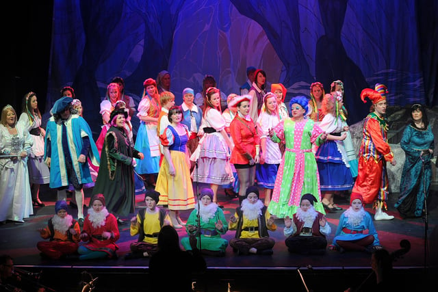 The 2013 cast of Snow White.