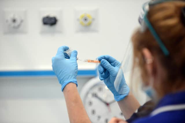 A health worker prepared a covid vaccine.