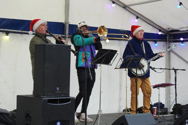 A series of musicians entertained the crowds over the weekend, many playing festive music to get people in the mood for Christmas!