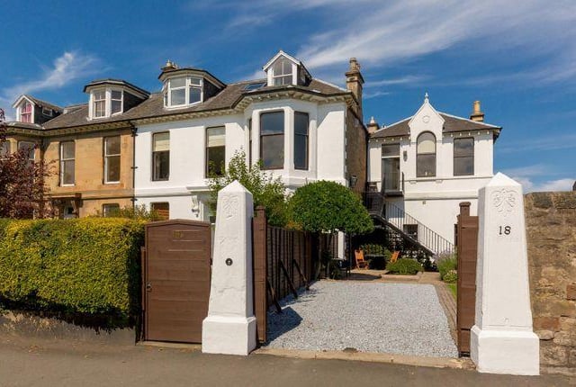 Located on Stanley Street, this beautiful property offers well-proportioned rooms and stunning views from across the city, including the Firth of Forth to the north, and the Edinburgh city skyline to the south, from Arthur's Seat to the Castle