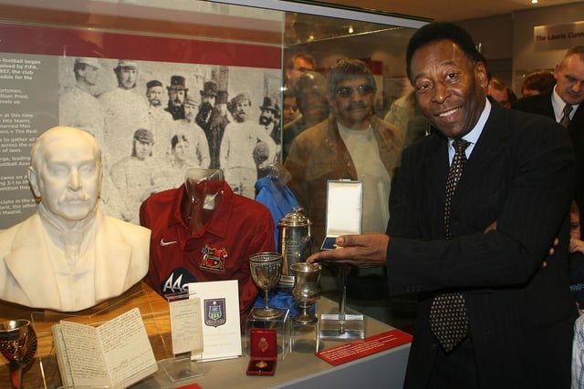 Pele unveils the Sheffield FC cabinet at the Legends of the Lane museum at Bramall Lane

 

