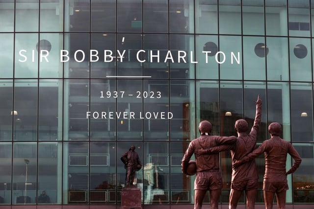 The Sir Bobby Charlton statue with a tribute on the side of Old Trafford stadium. (Photo by Michael Steele/Getty Images)