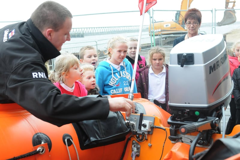 Pupils from Newsham Primary School with Steven Fitch, crewman.
