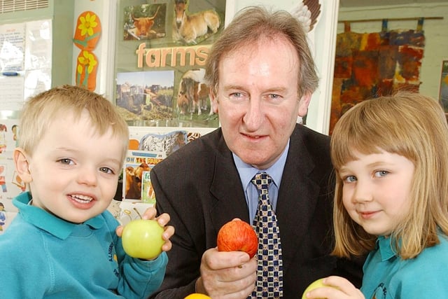 Sir Donald Curry promoting healthy eating at Alnwick South First School, with Stephen Olson and Catriona Miller, in April 2004.