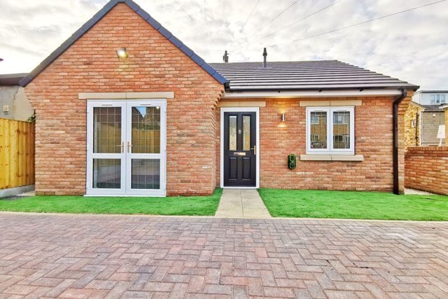 This new build bungalow has a high quality finish throughout, with generously sized rooms, a modern fitted kitchen, garden and driveway, and is just a short distance from Morley town centre. GBP: 200,000