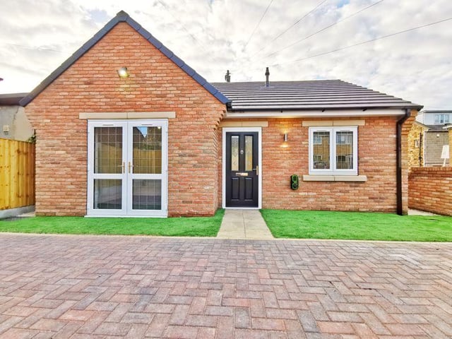 This new build bungalow has a high quality finish throughout, with generously sized rooms, a modern fitted kitchen, garden and driveway, and is just a short distance from Morley town centre. GBP: 200,000
