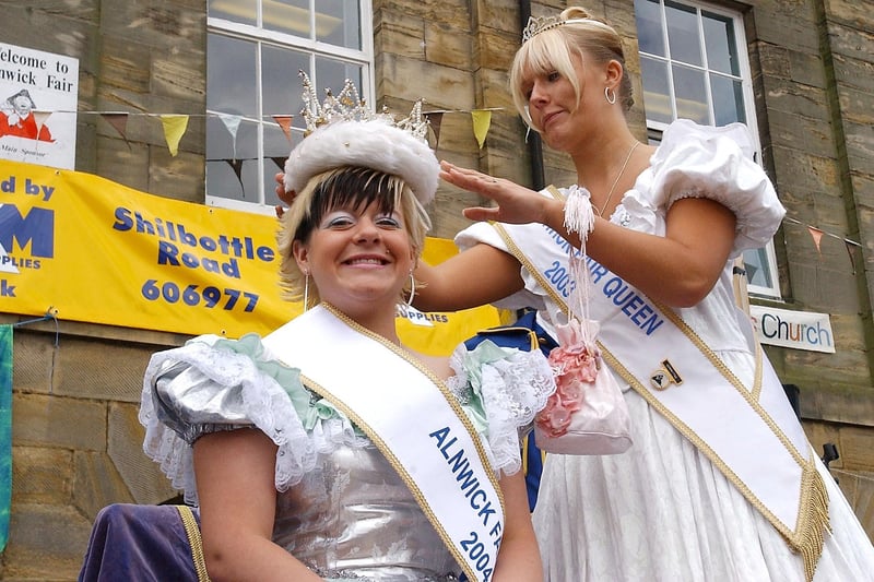 Linzi Hope hands over the reins of Alnwick Fair Queen to Gemma Short in 2004.