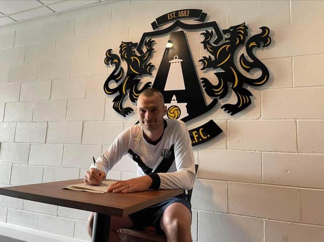 Robbie Dale signs on for Ashington.