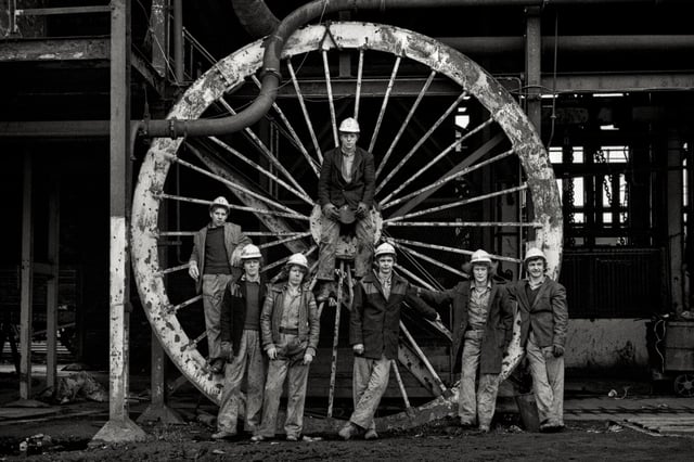 Mining apprentices with winding wheel at Ashington Colliery (1981).