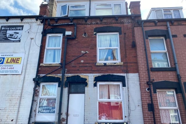 Ideal as an investment or for a first time buyer, this terrace property benefits from two double bedrooms, a large living room, cellar, and offers easy access to Leeds city centre, and nearby Chapel Allerton and Roundhay. GBP: 79,000