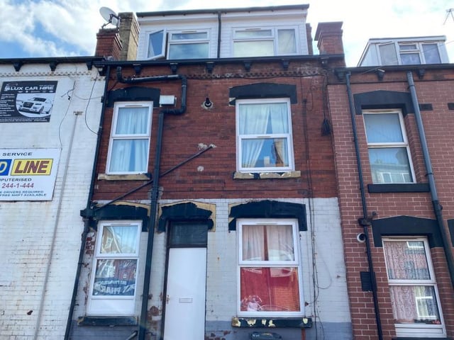 Ideal as an investment or for a first time buyer, this terrace property benefits from two double bedrooms, a large living room, cellar, and offers easy access to Leeds city centre, and nearby Chapel Allerton and Roundhay. GBP: 79,000