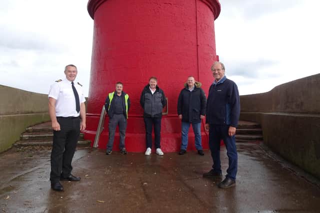 Harbourmaster, Scott Ferguson, reviewing the finished work along with Ian Douglas of the Preservation Trust and Iain Grieve (painters), Phil Brown (builders), and Mark Degnan
(scaffolding).
