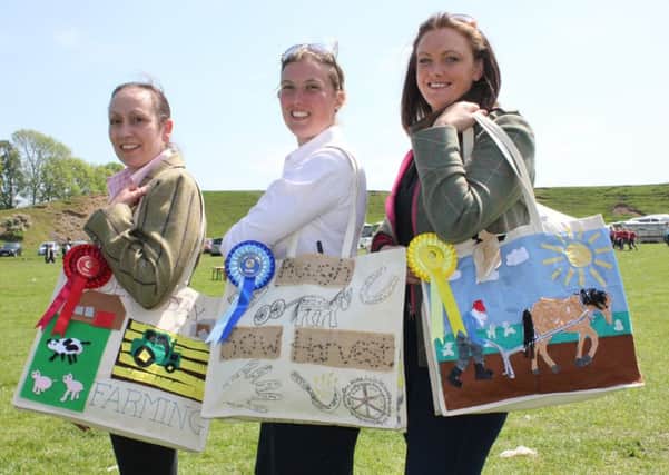Glendale Agricultural Society members with the prize-winning shopping bags.