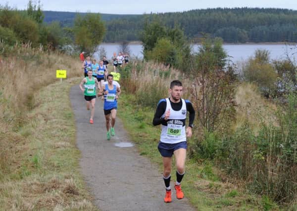 10k winner Marc Fenwick leading the pack. Picture by Raoul Dixon/NorthNews